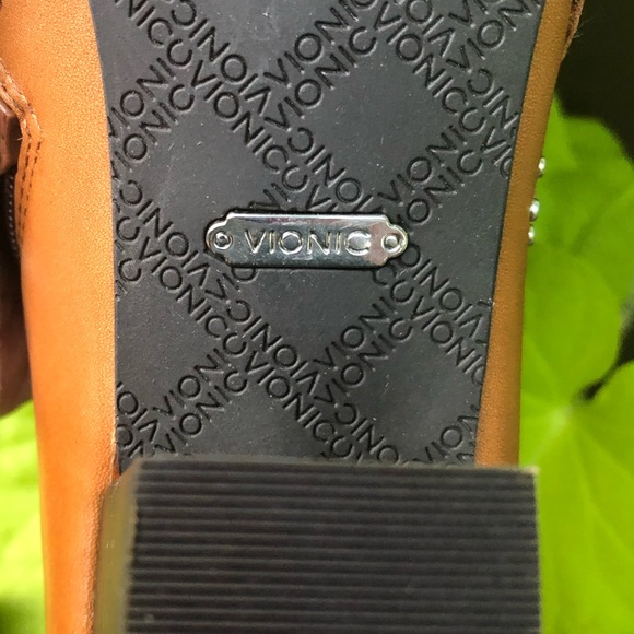 ๐บ Vionic Leather Ankle Booties ๐บ - Picture 9 of 15